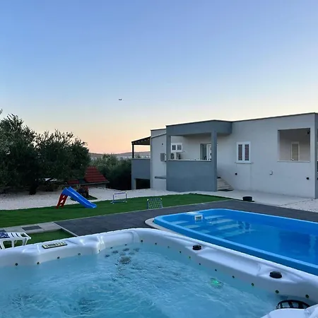 Bright And Tranquil With Pool * Kastela