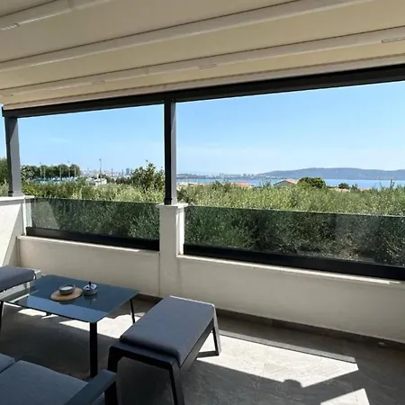 Bright And Tranquil With Pool *
