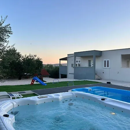 Bright And Tranquil With Pool Kastela