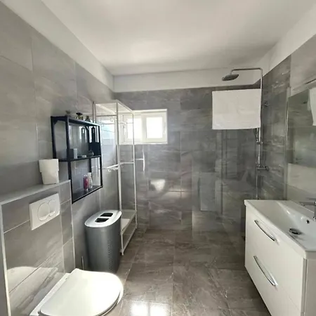 Bright And Tranquil With Pool Kastela
