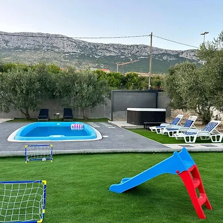 Bright And Tranquil With Pool