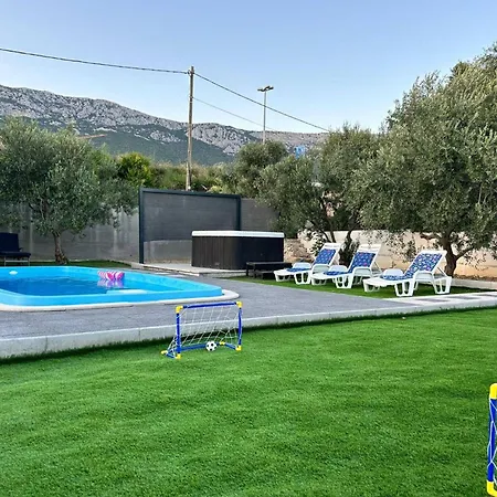 Bright And Tranquil With Pool Kastela